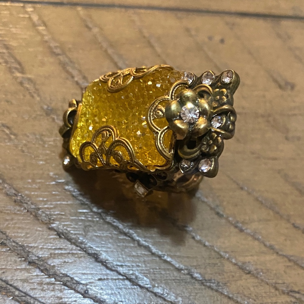 Elegant Yellow Crystal Ring - Picture 3 of 7
